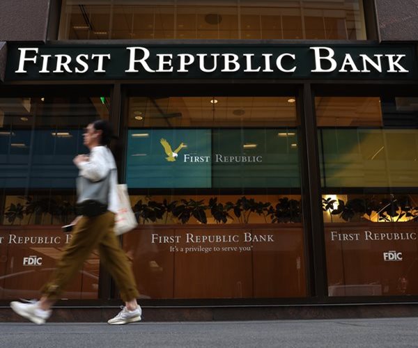 First Republic Shares Plunge 32% on FDIC Reports