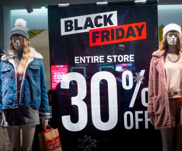 US Holiday Retail Sales Rise 3 Percent as Online Shopping Booms