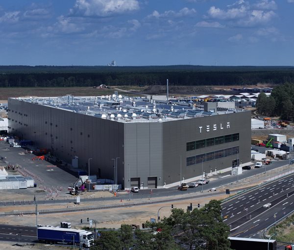 Tesla Raises Wages 4% in Germany Amid Union Pressure