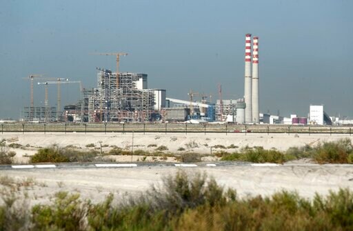 In Dubai, Oil-rich UAE Sees a New Wonder: A Coal Power Plant