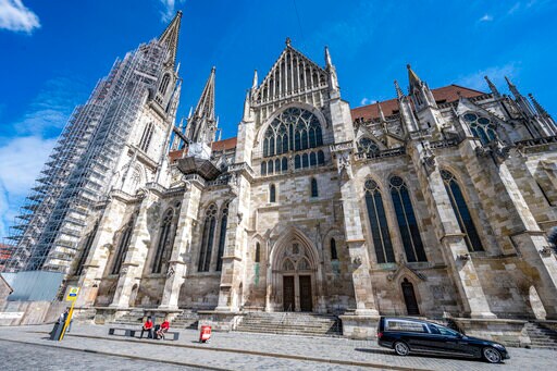Mourners Attend Funeral Mass for Retired Pope's Brother