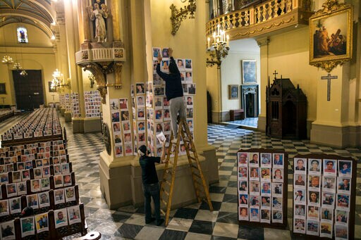 In Peru, Thousands of Faces at Mass  None Now Alive