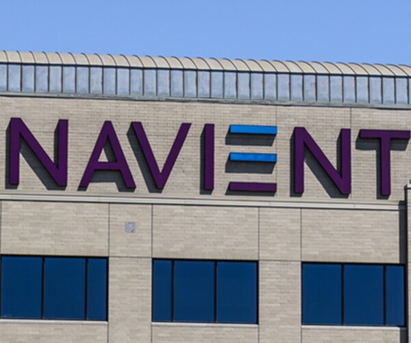 Elizabeth Warren Seeks SEC Probe of Trading in Shares of Loan Servicer Navient