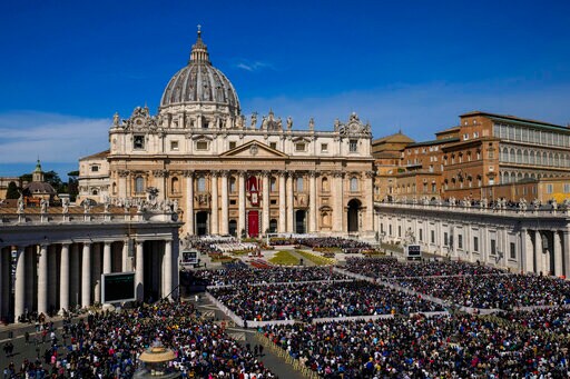Pope Leads Crowds in 1st Outdoor Easter Mass since Pandemic