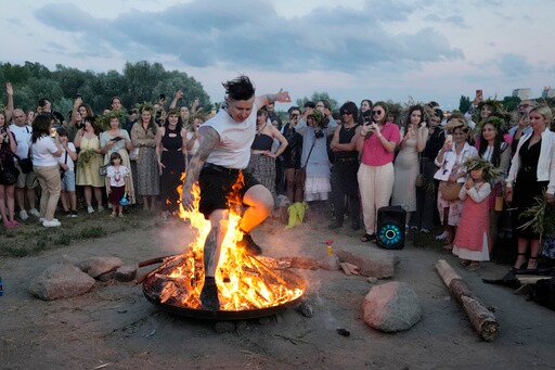 Ukrainians in Warsaw Jump over a Bonfire, Float Braids to Celebrate Solstice Custom Away from Home