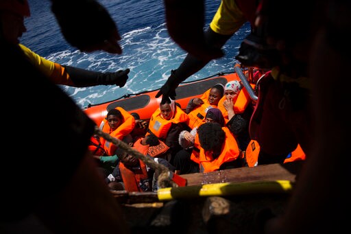 Spanish NGO Boat Rescues 420 Migrants Close to Libyan Coast