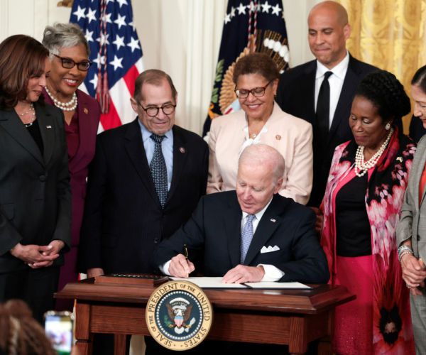 Biden Signs Policing Order on Anniversary of Floyd's Death