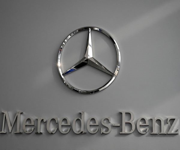 Mercedes Cuts Some China EV Prices, Shaking Shares 