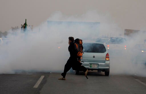 Pakistani Police Detain 1,500 in Crackdown on Opposition