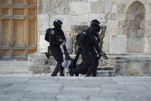 Israeli Police, Palestinians Clash at Jerusalem Holy site