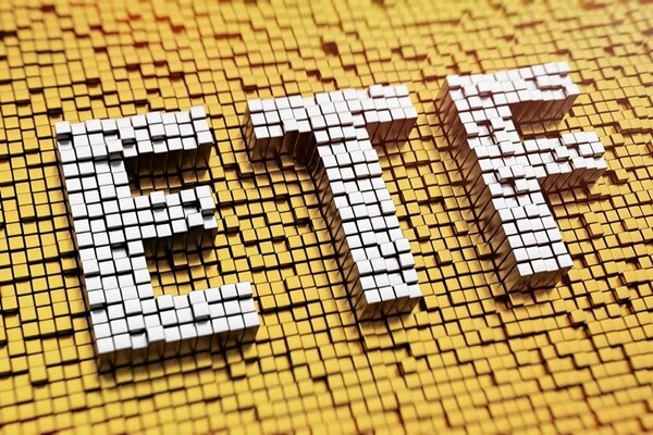 Charles Schwab Joins iShares in Slashing Fees on ETFs