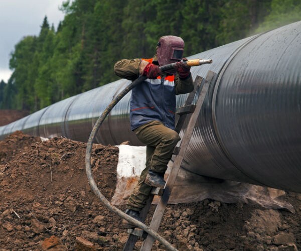 Oil Falls to One-Month Low, Shrugging Off Fuel Pipeline Blast