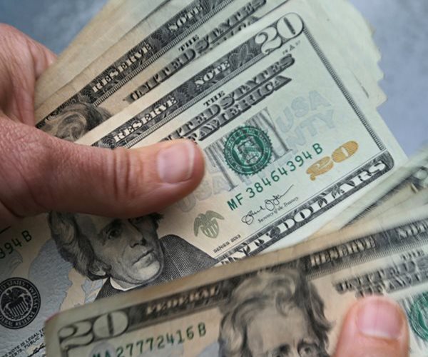 US Dollar Advances as Mideast Tensions Spur Flight to Safety