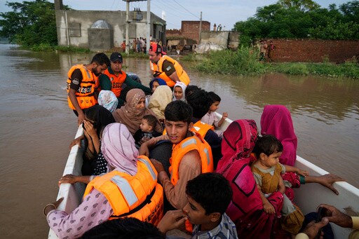 Floods Affect 1.2 Million, Displace Nearly 250,000 in Eastern Pakistan