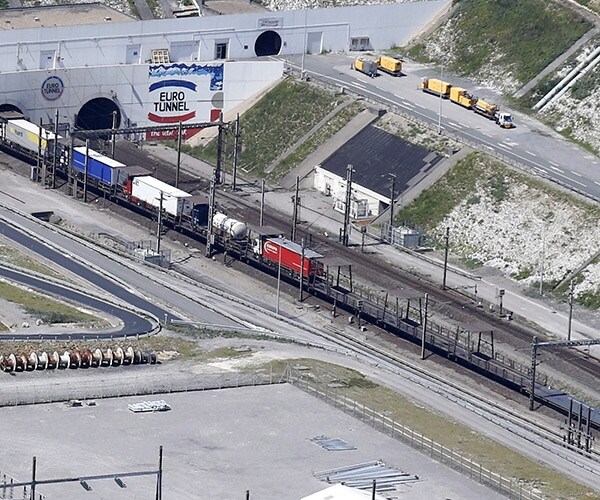 2,100 Migrants Try to Storm Eurotunnel site in French Port