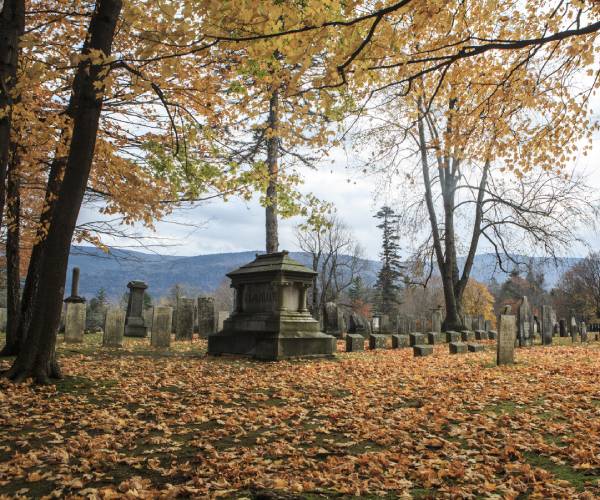 Visitors Still Peek in Window to Grave of 1800s Doc Who Feared Being Buried Alive