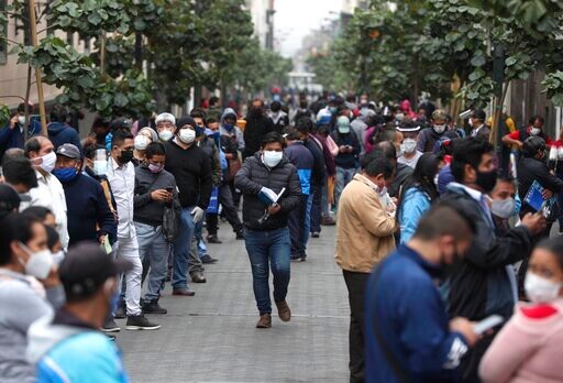 Peruvians Fill Streets as Lockdown Ends Despite Infections