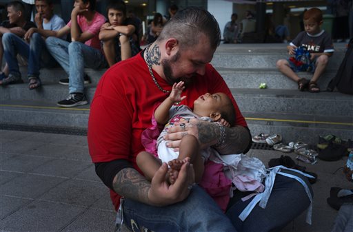 Gentle Giant Leads Volunteers Helping Migrants in Hungary