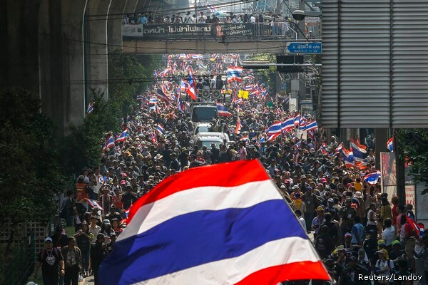 Thai Government Forced to Beg Access to Offices