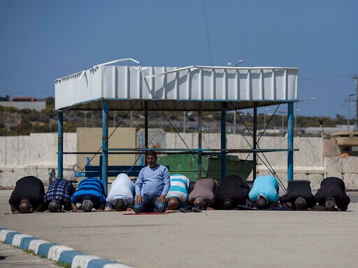 Israel Quietly Lets in Gaza Workers in Bid to Ease Tensions