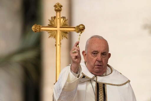 Pope Overcomes Health Concerns, Presides over Blustery Easter Sunday Mass in St. Peter's Square