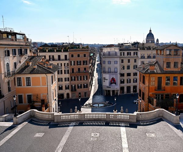 Mob Feeding Poor In Italy During COVID-19 Crisis, And Authorities Are Worried