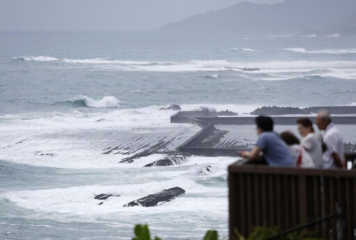 Typhoon Shanshan Threatens Heavy Rain and Traffic Disruption in Southwestern Japan
