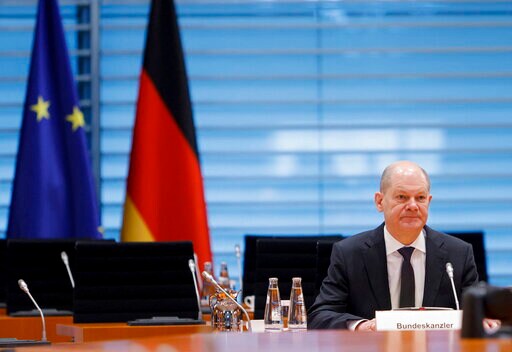 German Cabinet Approves Minimum Wage Hike, Key Scholz Pledge