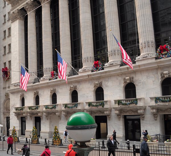 Nasdaq Rallies as Yields Fall, Boeing Curbs Dow's Gains