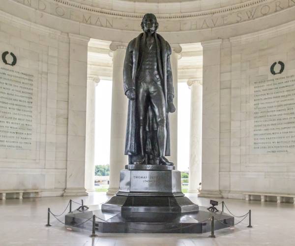 statue of thomas jefferson inside the jefferson memorial