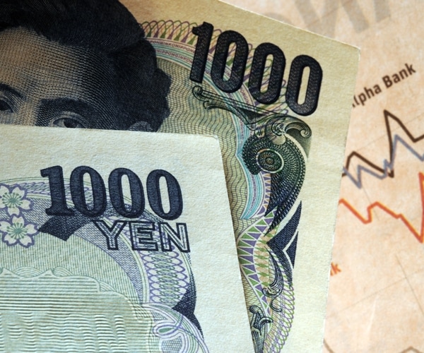 Hedge Funds Throw Heft Behind 2019's Best-Performing Currency