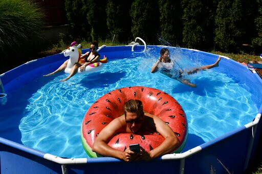 AP PHOTOS: Struggling to Stay Cool in Budapest Heat Wave