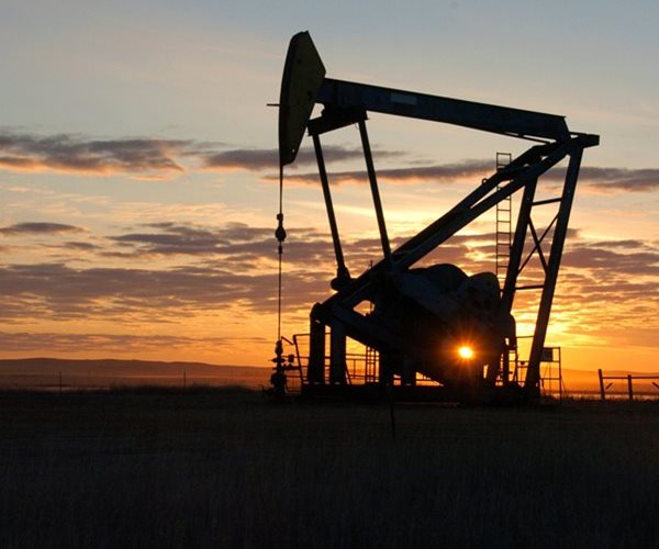 Oil Rises Ahead of Fed Meet as Mideast Conflict Rages