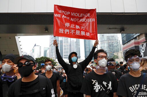 Hong Kong Police Begin to Clear Streets of Protesters