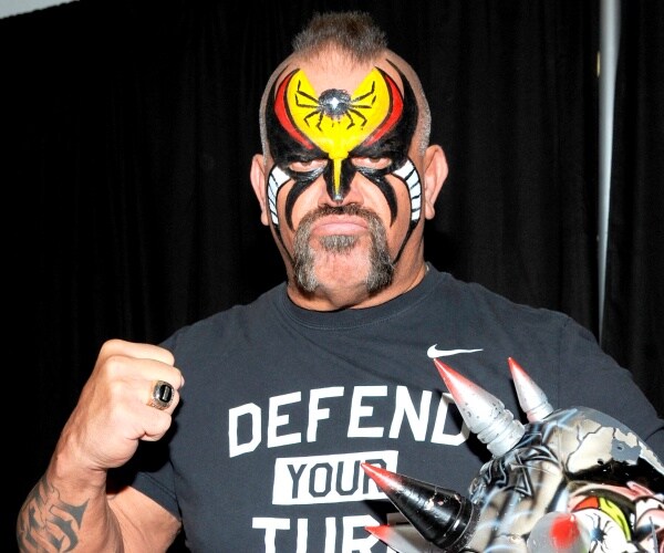 laurinaitis with facepaint and a gray t shirt