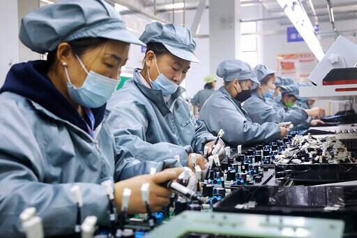 Chinese Manufacturing Weak, Adding to Economic Pressure
