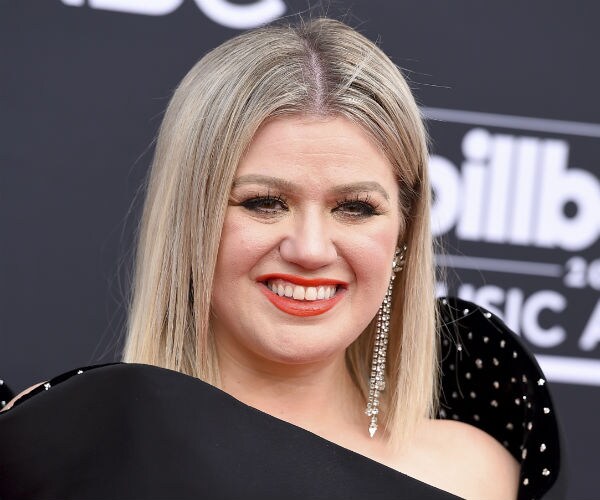Kelly Clarkson Honors School Victims at Billboard Awards