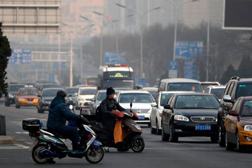 Chinese City Cancels Flights in 2nd Day of Smog Alert