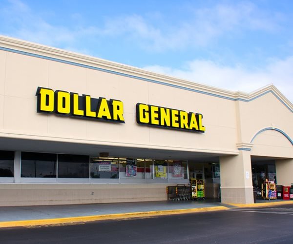 Dollar General Trims Outlook as Shoppers Cut Back
