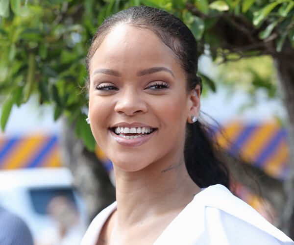 Rihanna Mocks Queen – Nothing Off With Her Head Can't Fix