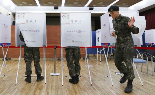 South Koreans Begin Early Voting to Replace Ousted Park