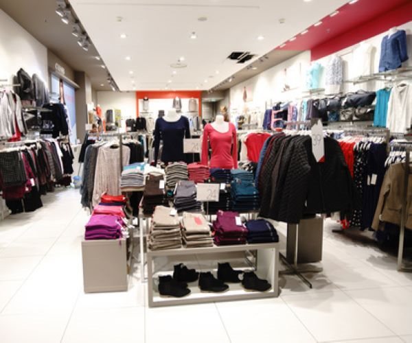 American Tourists Splurge in Paris Boutiques as Euro Slides