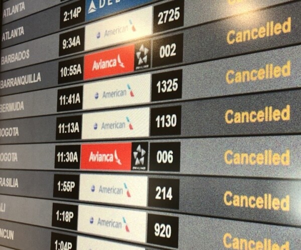 Hundreds of US Christmas Flights Canceled Due to COVID Crew Shortages