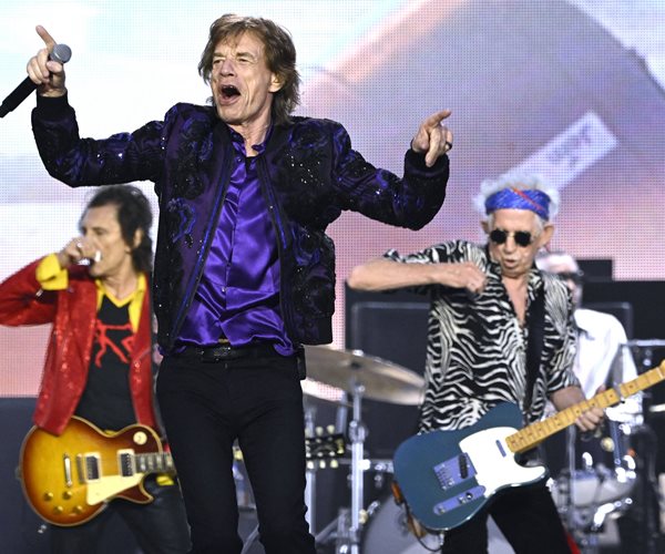 Ronnie Wood, Mick Jagger and Kieth Richards perform on stage