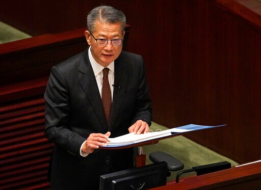 Hong Kong Plans Handouts, Tax Cuts to Counter Economic Woes