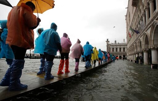 Tourists, Venetians Slosh through Flooded Lagoon City