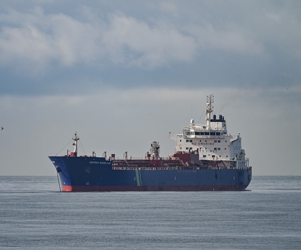 US Warns Civilians to Avoid Iranian Naval Ports