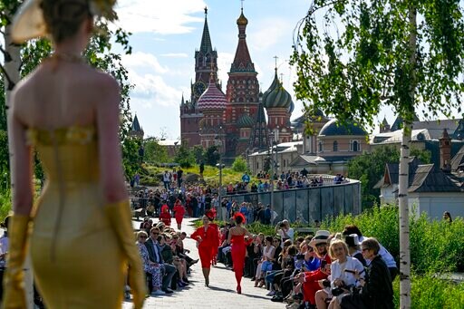 AP PHOTOS: Moscow Fashion Week Sprawls across the Capital
