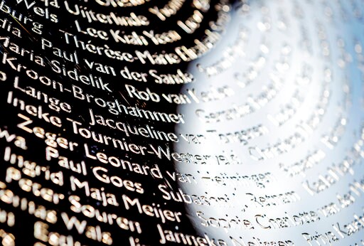 The Latest: US Urges Cooperation in MH17 Investigation