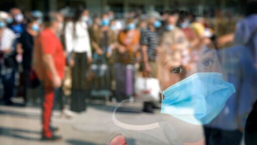 Romanian Families Protest Mandatory Use of Masks in School